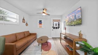 Modern-Retro Themed Home Close to Coffee + Food! - Tampa - 5