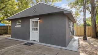 Modern-Retro Themed Home Close to Coffee + Food! - Tampa - 2