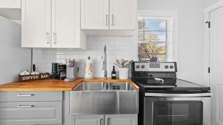 Comfy Modern Farmhouse Cottage w/ Private Patio! - Tampa - 1