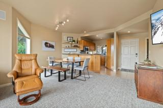 Hot-Tub - Picturesque 2 BDR in Resort - Bend - 2