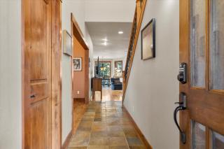 Hot-Tub - Prime Location - Spacious 4BDR - Pets OK - Bend - 2