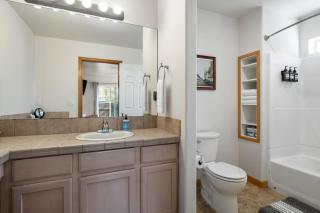 Pet-friendly - 3BDR - Minutes to Downtown - Bend - 1