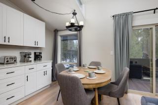 Updated Sunriver Retreat - AC in Every Room - Walk to SHARC and Village - Family and Dog Friendly - Sunriver - 7