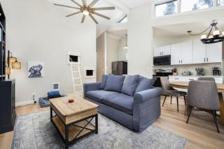 Updated Sunriver Retreat - AC in Every Room - Walk to SHARC and Village - Family and Dog Friendly - Sunriver - 2
