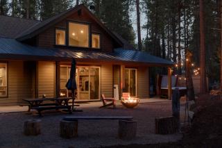 Three Pine Cabin - Charming Family Stay Hot Tub - 0