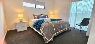 Noble Casa Brand New Estate Sleeps 8 Burpengary East - Morayfield - 1