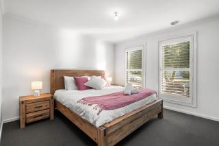 Family-Friendly 4BR Mount Duneed Manor - Mount Duneed - 0