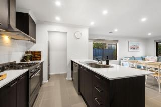 Family-Friendly 4BR Mount Duneed Manor - Mount Duneed - 3