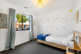 Family-Friendly 4BR Mount Duneed Manor - Mount Duneed - 2