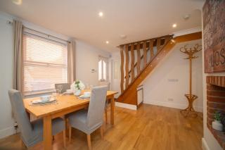 Three Bedroom House by Brookland Stays Serviced Accommodation Short Lets Berkshire with Free WiFi - 2