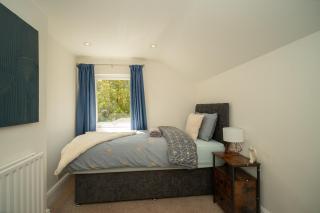 Three Bedroom House by Brookland Stays Serviced Accommodation Short Lets Berkshire with Free WiFi - 1