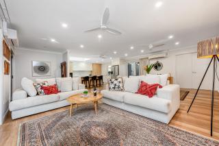 Executive Home in Prime Annandale Location - Rosslea - 0