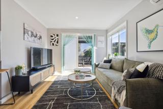 Wattlebird Cottage - Chic Comfort near Mount Taylor - Kambah - 0