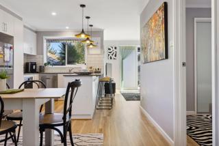 Wattlebird Cottage - Chic Comfort near Mount Taylor - Kambah - 9