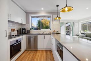 Wattlebird Cottage - Chic Comfort near Mount Taylor - Kambah - 4