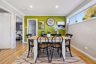 Wattlebird Cottage - Chic Comfort near Mount Taylor - Kambah - 2