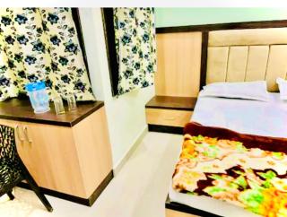 "VRINDAVAN HOTEL SARASWATI DHAM Near Temple - Fully Air Conditioned Rooms #Wi-Fi #Parking #Room Service - Prime Location - Best Seller In VRINDAVAN" - Vrindāvan - 3