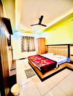 "VRINDAVAN HOTEL SARASWATI DHAM Near Temple - Fully Air Conditioned Rooms #Wi-Fi #Parking #Room Service - Prime Location - Best Seller In VRINDAVAN" - 7