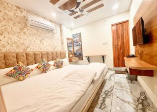 Near Mahakaleshwar jyotilinga Temple Hotel M-I !Ujjain,Near Railway station -Fully Air conditioned Rooms And Spacious, with Wifi And Parking- Air Conditioned hotel - A Top Rated Hotel - Ujjain - 5