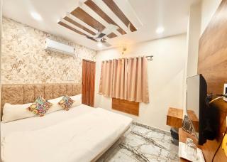 Near Mahakaleshwar jyotilinga Temple Hotel M-I !Ujjain,Near Railway station -Fully Air conditioned Rooms And Spacious, with Wifi And Parking- Air Conditioned hotel - A Top Rated Hotel - Ujjain - 2