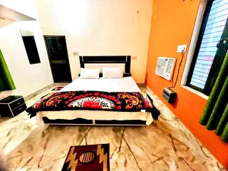 AYODHYA HOTEL RATHORE ! PAYING NEAR SHREE RAM JANAM BHOOMI - Offers Best Budget Air Conditioned Rooms # Wifi# Parking & Excellent Customer Service - Best Hotel At Prime Location - Ayodhya - 0