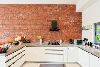 Stylish 3 BHK Getaway with Private Pool, Jacuzzi & Rooftop Views - Calangute - 6