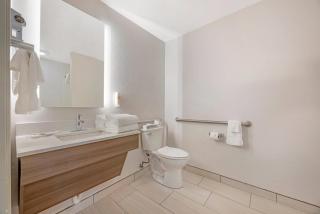 Comfort Suites Salem - 1