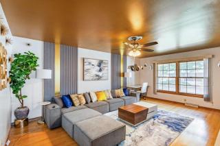 Luxury 8 guest, King Bed, garage - Milwaukee - 0
