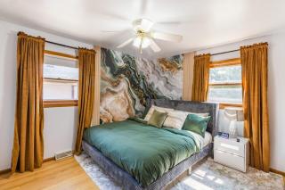 Luxury 8 guest, King Bed, garage - Milwaukee - 2