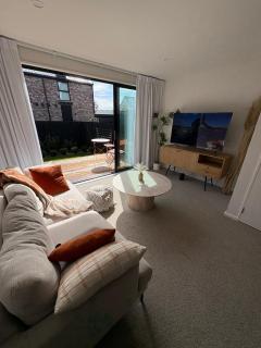 Luxury And Serene 2 Bed Near CBD With Parking - Christchurch - 8