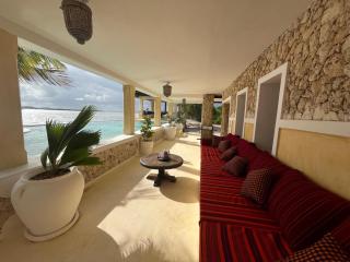 Stunning Manda Beachfront 6-bed Villa with Pool - 1
