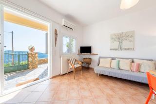 Mountain Retreat Apt with Sea View - - 0