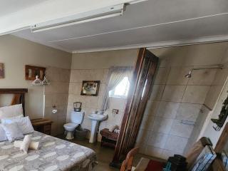 Lindley Hotel - - 8
