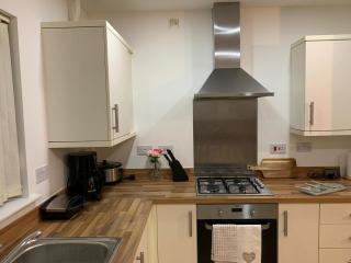 Atom, Large 4 to 5 Bed House, Sleeps 12, Garden, Parking, ideal for Contractors, Large Groups, Travellers - Thamesmead - 6