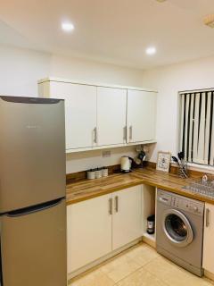 Atom, Large 4 to 5 Bed House, Sleeps 12, Garden, Parking, ideal for Contractors, Large Groups, Travellers - Thamesmead - 4