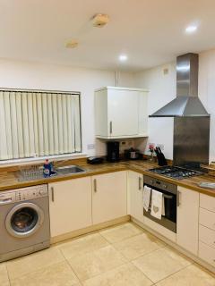 Atom, Large 4 to 5 Bed House, Sleeps 12, Garden, Parking, ideal for Contractors, Large Groups, Travellers - Thamesmead - 3