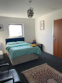 Atom, Large 4 to 5 Bed House, Sleeps 12, Garden, Parking, ideal for Contractors, Large Groups, Travellers - Thamesmead - 7