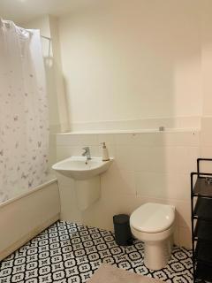 Atom, Large 4 to 5 Bed House, Sleeps 12, Garden, Parking, ideal for Contractors, Large Groups, Travellers - Thamesmead - 2