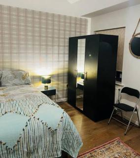 Atom, Large 4 to 5 Bed House, Sleeps 12, Garden, Parking, ideal for Contractors, Large Groups, Travellers - Thamesmead - 8