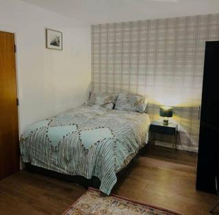 Atom, Large 4 to 5 Bed House, Sleeps 12, Garden, Parking, ideal for Contractors, Large Groups, Travellers - Thamesmead - 9