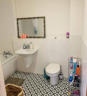 Atom, Large 4 to 5 Bed House, Sleeps 12, Garden, Parking, ideal for Contractors, Large Groups, Travellers - Thamesmead - 1