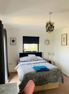 Atom, Large 4 to 5 Bed House, Sleeps 12, Garden, Parking, ideal for Contractors, Large Groups, Travellers - Thamesmead - 0