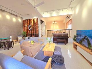 New! Stylish Petaling Jaya SS2 Landed Homestay for up to 17 pax, 65inchTV, Bathtub - Petaling Jaya - 0