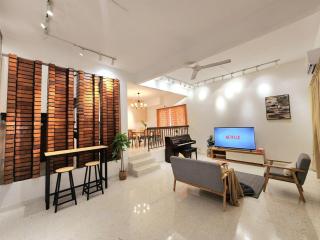 New! Stylish Petaling Jaya SS2 Landed Homestay for up to 17 pax, 65inchTV, Bathtub - Petaling Jaya - 3