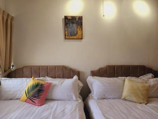 New! Stylish Petaling Jaya SS2 Landed Homestay for up to 17 pax, 65inchTV, Bathtub - Petaling Jaya - 2