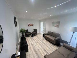 101 Modern 4 Bedroom Home - Stanford-le-Hope - 9
