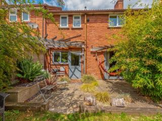 Pass the Keys Cosy Spacious Garden House - 0