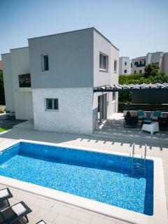 Villa Lumaka Sun - Amazing Home In Brodarica with 4 Bedrooms, Wifi, Outdoor Swimming Pool and Heated Swimming Pool - Brodarica - 9