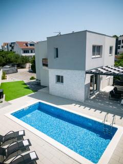 Villa Lumaka Sun - Amazing Home In Brodarica with 4 Bedrooms, Wifi, Outdoor Swimming Pool and Heated Swimming Pool - Brodarica - 0