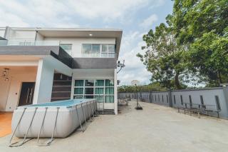 d'Fun 5BR16-24px Pool BBQ NetFlx HotPot KTV Mahjong by Our Stay - Ulu Tiram - 0